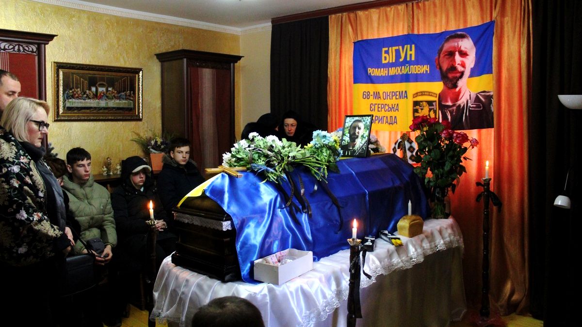В останню дорогу в Делятині провели воїна Бігуна Романа 2