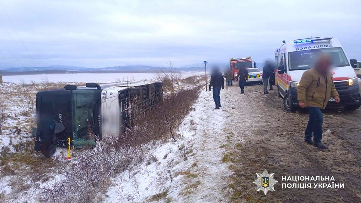 Внаслідок перекидання автобуса на Прикарпатті загинула людина, ще 16 — постраждали