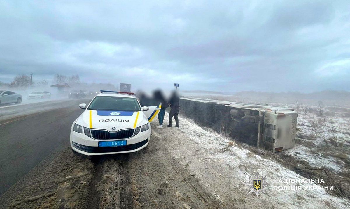 Внаслідок перекидання автобуса на Прикарпатті загинула людина, ще 16 — постраждали 1