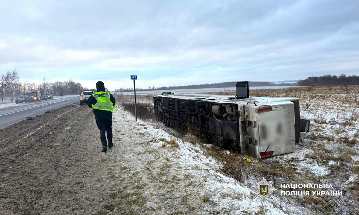 Внаслідок перекидання автобуса на Прикарпатті загинула людина, ще 16 — постраждали 2