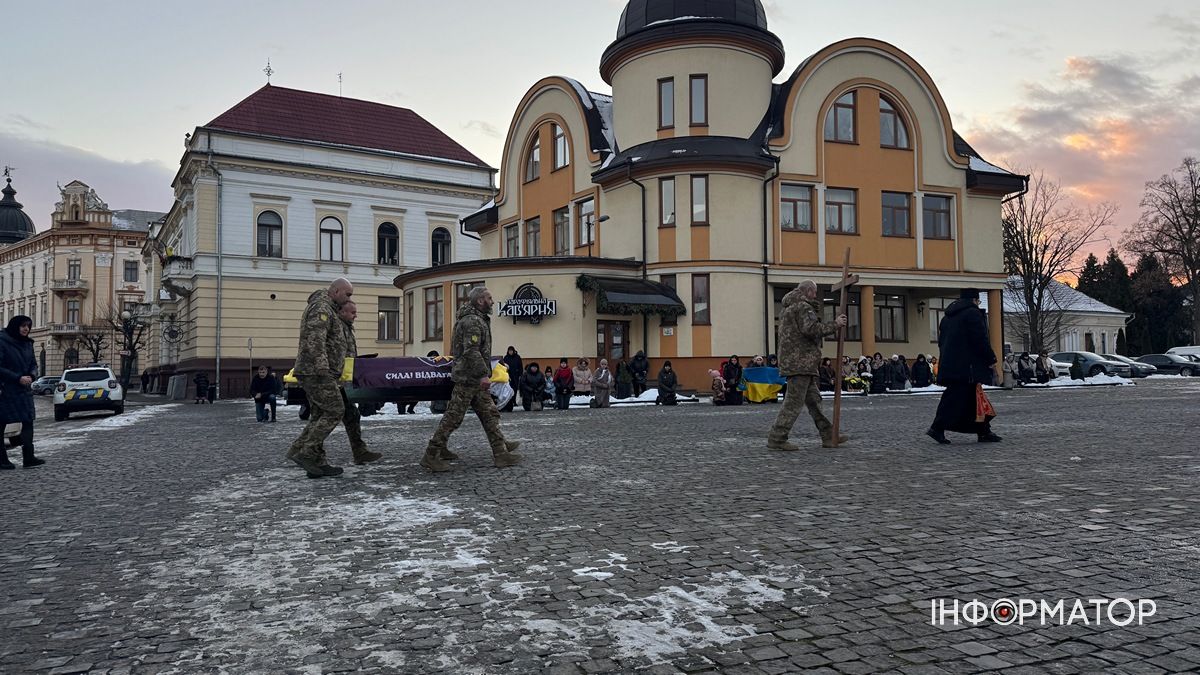 Скорботний кортеж з тілом Володимира Микитюка зустріли у Коломиї