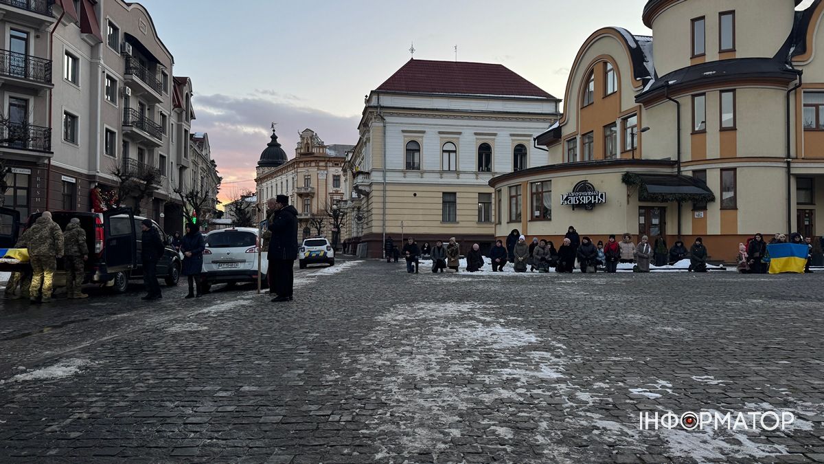 Скорботний кортеж з тілом Володимира Микитюка зустріли у Коломиї 2