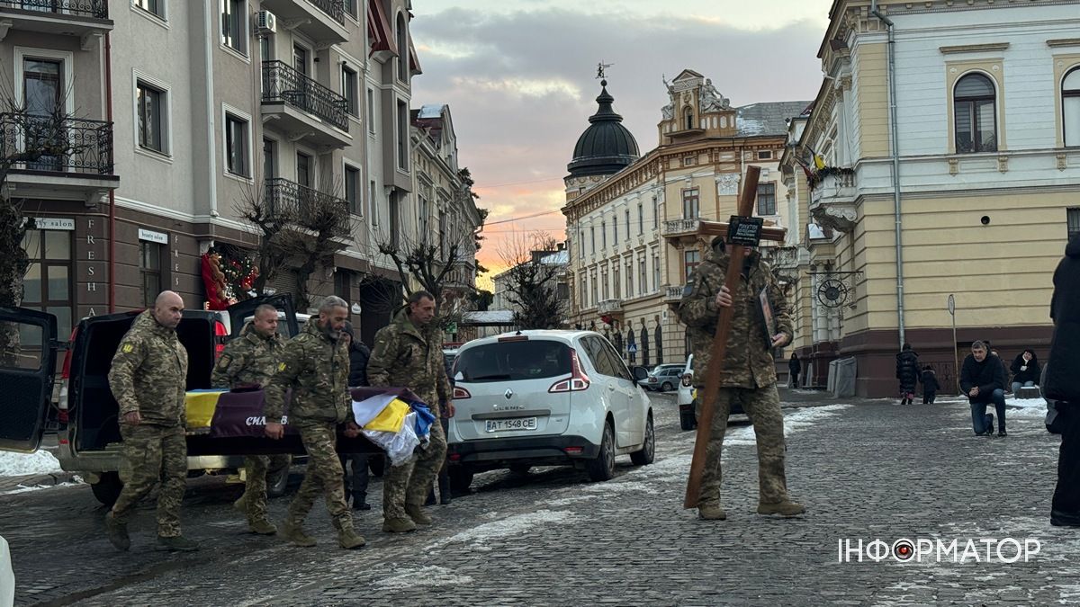 Скорботний кортеж з тілом Володимира Микитюка зустріли у Коломиї 3