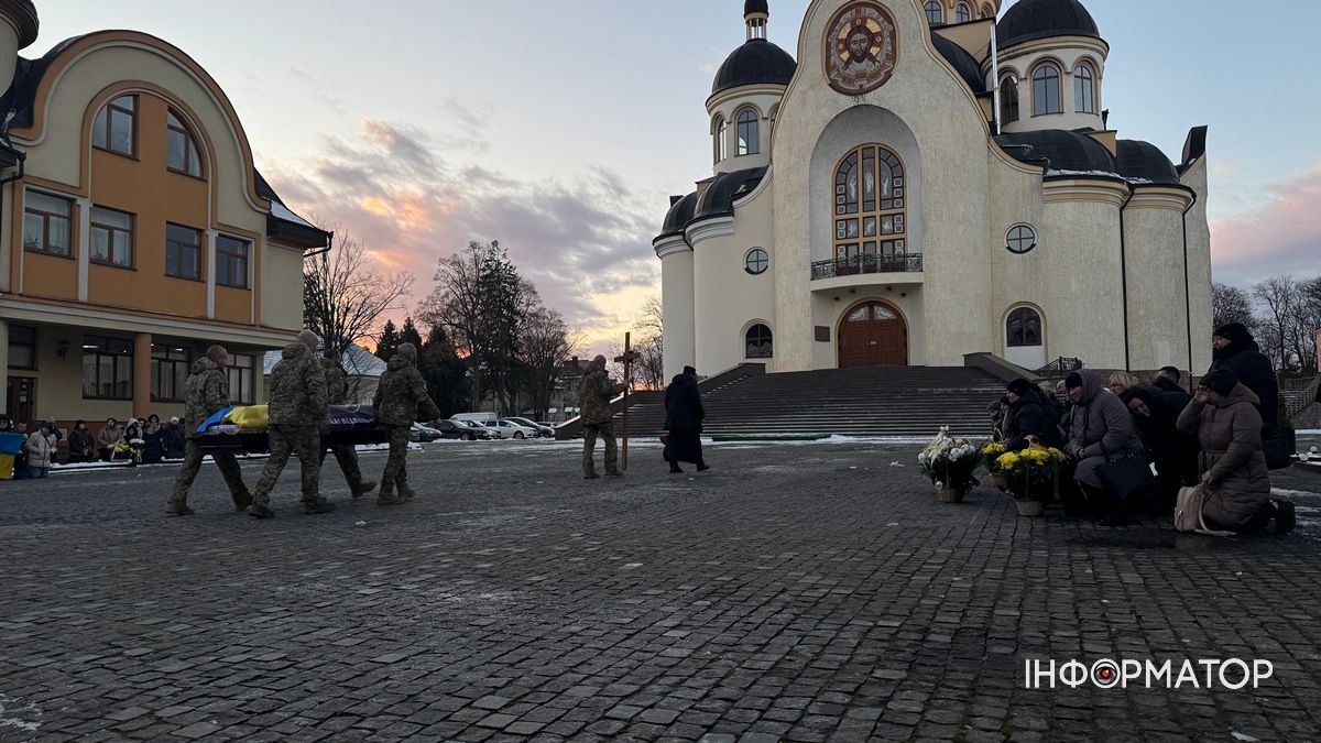 Скорботний кортеж з тілом Володимира Микитюка зустріли у Коломиї 4