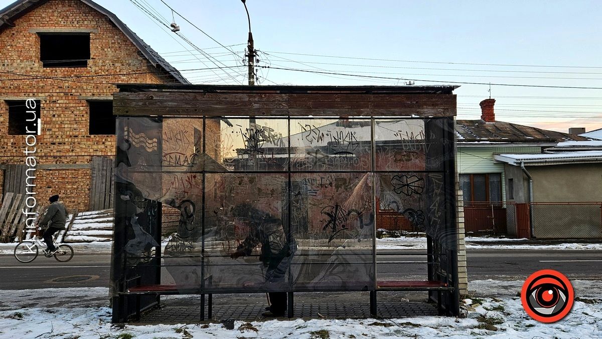 Бездумний вандалізм: у мікрорайоні Леонтовича потрощили зупинку, місцеві мешканці винуватять підлітків 1