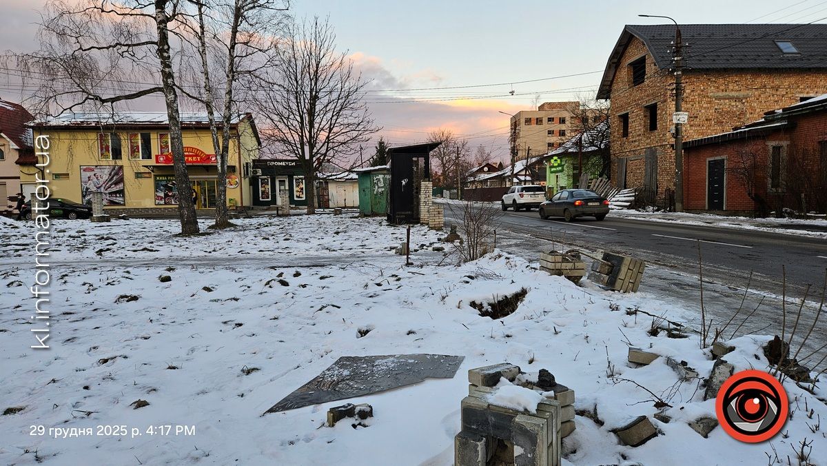 Бездумний вандалізм: у мікрорайоні Леонтовича потрощили зупинку, місцеві мешканці винуватять підлітків 4