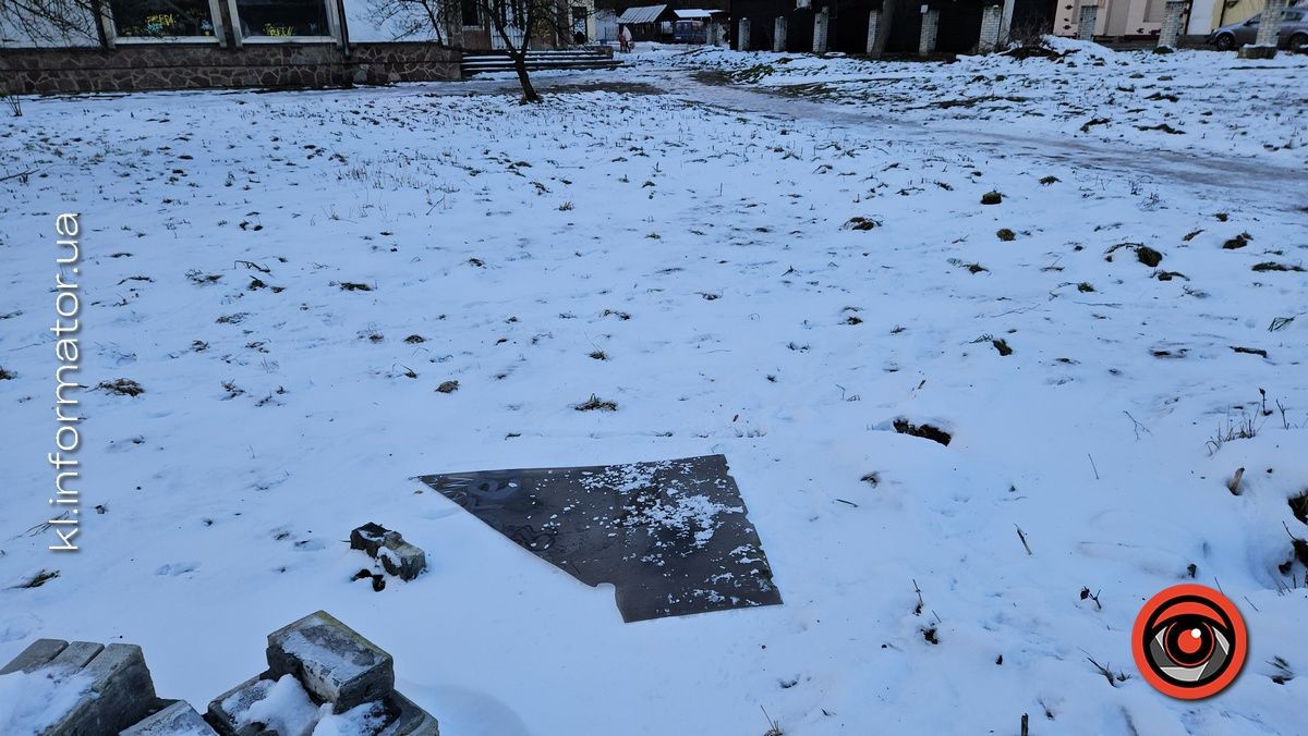 Бездумний вандалізм: у мікрорайоні Леонтовича потрощили зупинку, місцеві мешканці винуватять підлітків 2