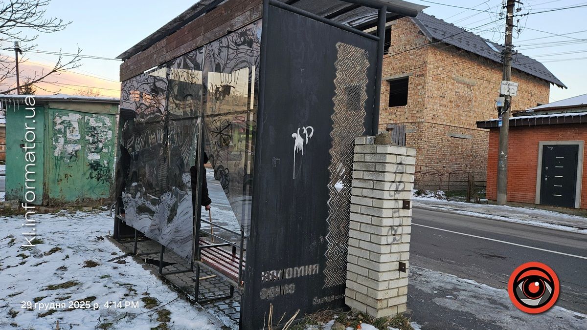 Бездумний вандалізм: у мікрорайоні Леонтовича потрощили зупинку, місцеві мешканці винуватять підлітків 5