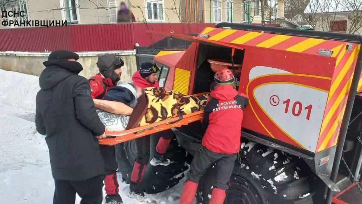 За допомогою снігоболотохода рятувальники транспортували 3 хворих на Коломийщині