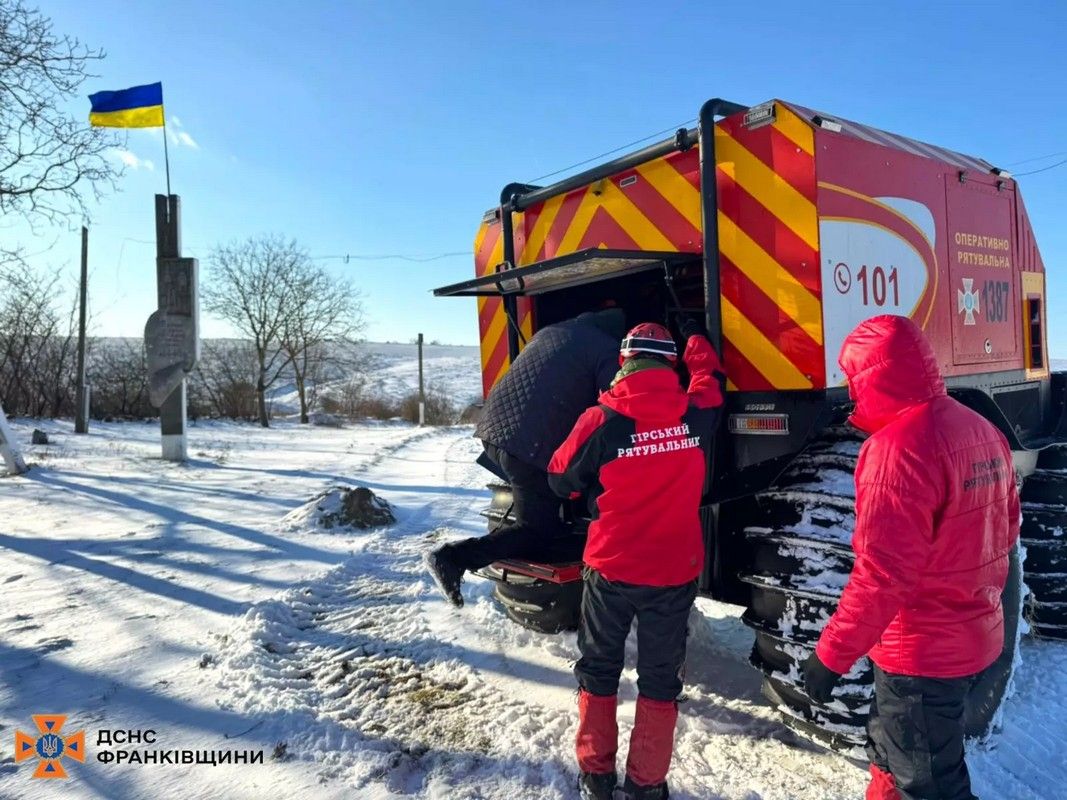 Рятувальники на снігоболотоході транспортували 3 хворих на Коломийщині 2