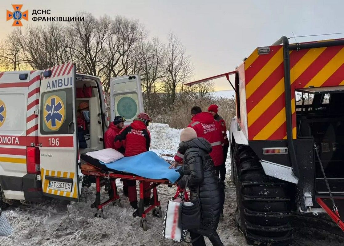 Рятувальники на снігоболотоході транспортували 3 хворих на Коломийщині 1