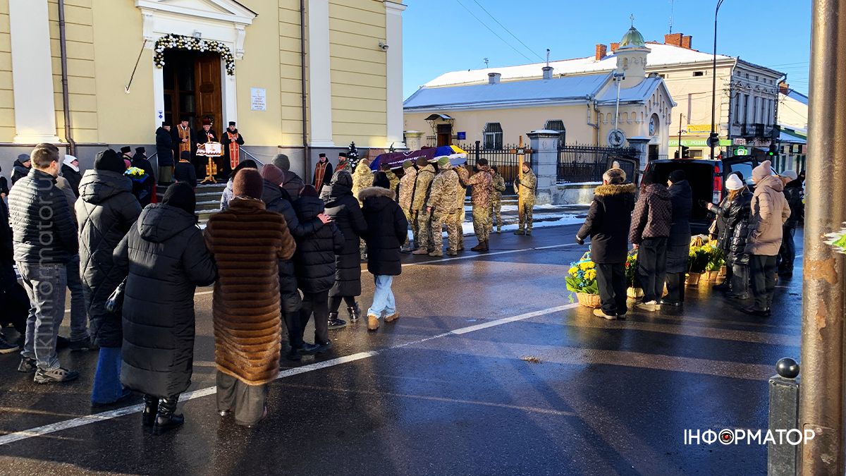 Назавжди 33: на вічний спочинок у Коломиї провели Володимира Микитюка 12