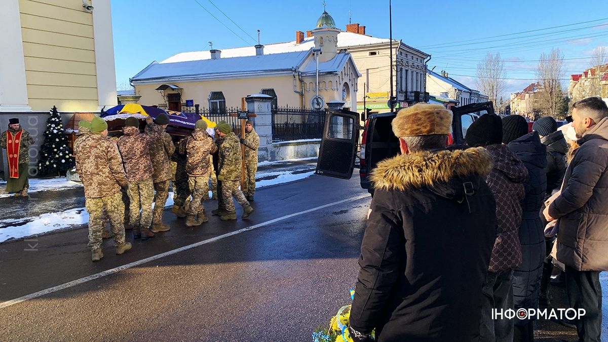 Назавжди 33: на вічний спочинок у Коломиї провели Володимира Микитюка 11