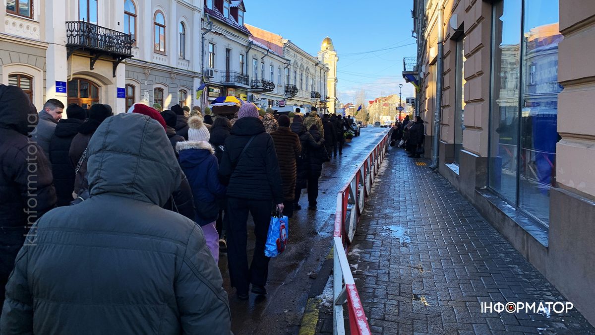 Назавжди 33: на вічний спочинок у Коломиї провели Володимира Микитюка 10