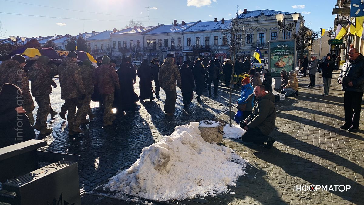 Назавжди 33: на вічний спочинок у Коломиї провели Володимира Микитюка 9