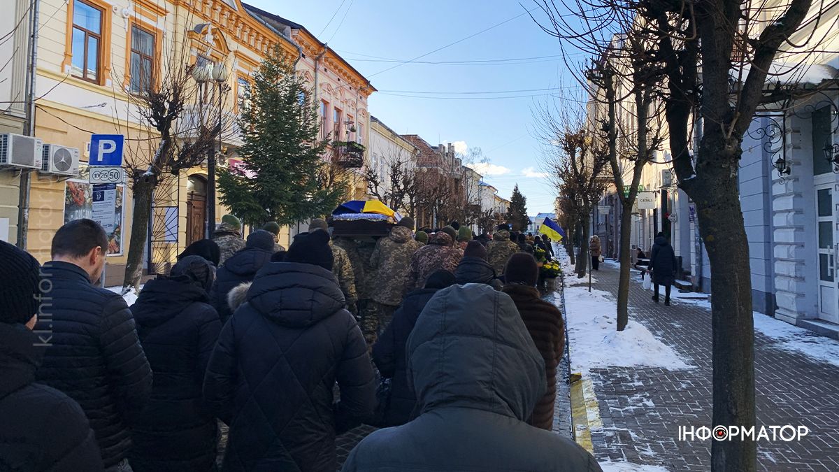 Назавжди 33: на вічний спочинок у Коломиї провели Володимира Микитюка 8