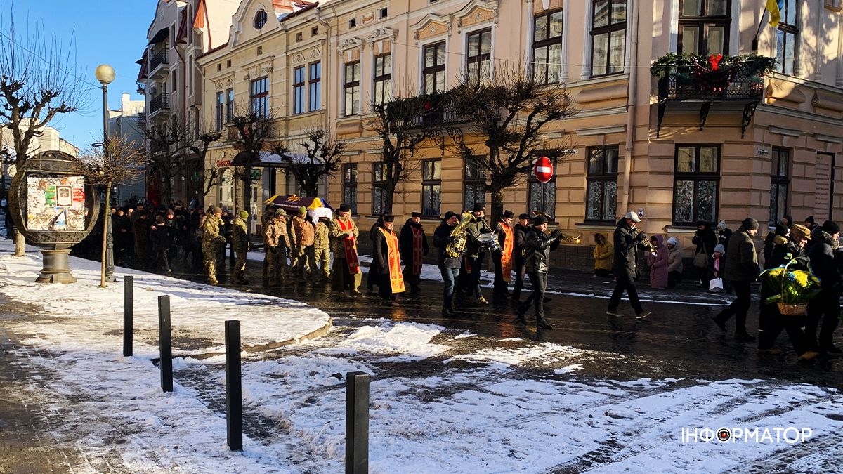 Назавжди 33: на вічний спочинок у Коломиї провели Володимира Микитюка 7