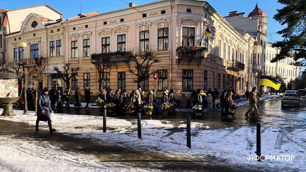 Назавжди 33: на вічний спочинок у Коломиї провели Володимира Микитюка 6