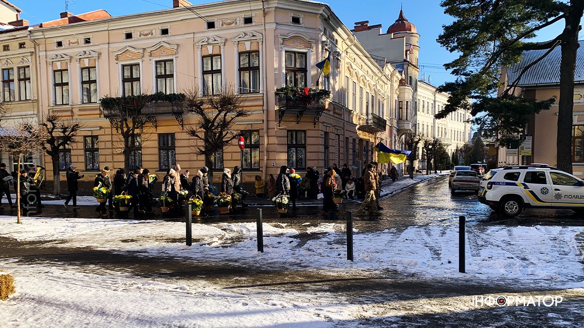 Назавжди 33: на вічний спочинок у Коломиї провели Володимира Микитюка 5