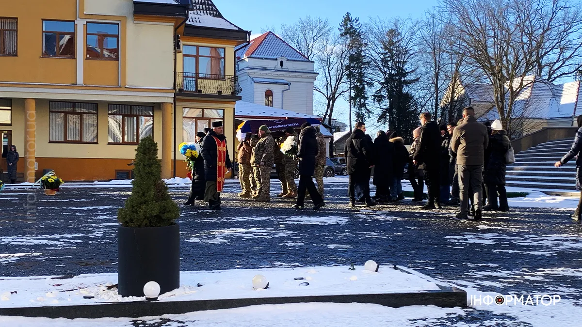 Назавжди 33: на вічний спочинок у Коломиї провели Володимира Микитюка 4