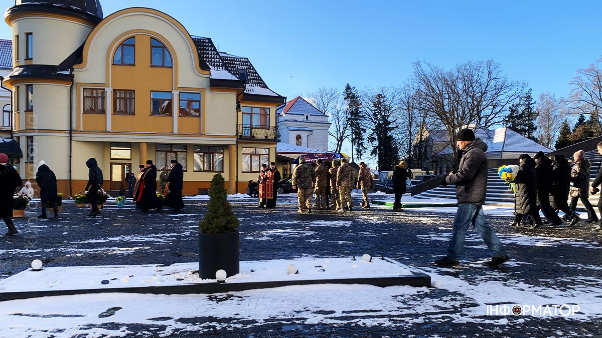 Назавжди 33: на вічний спочинок у Коломиї провели Володимира Микитюка 3