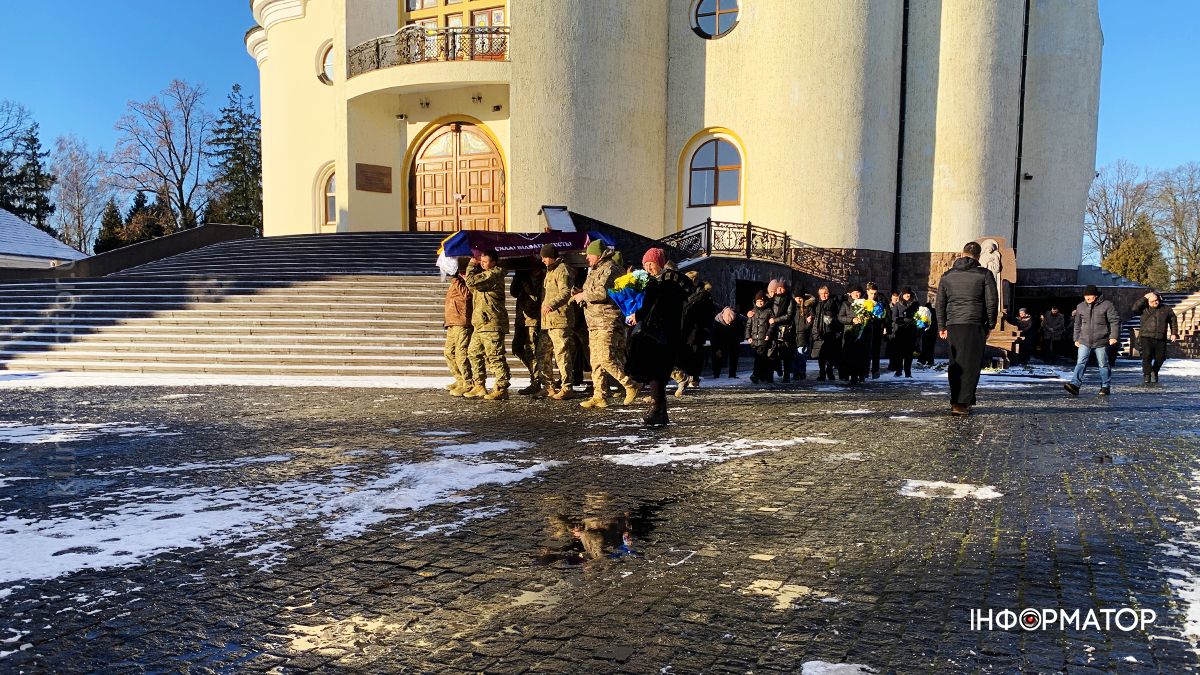 Назавжди 33: на вічний спочинок у Коломиї провели Володимира Микитюка 2