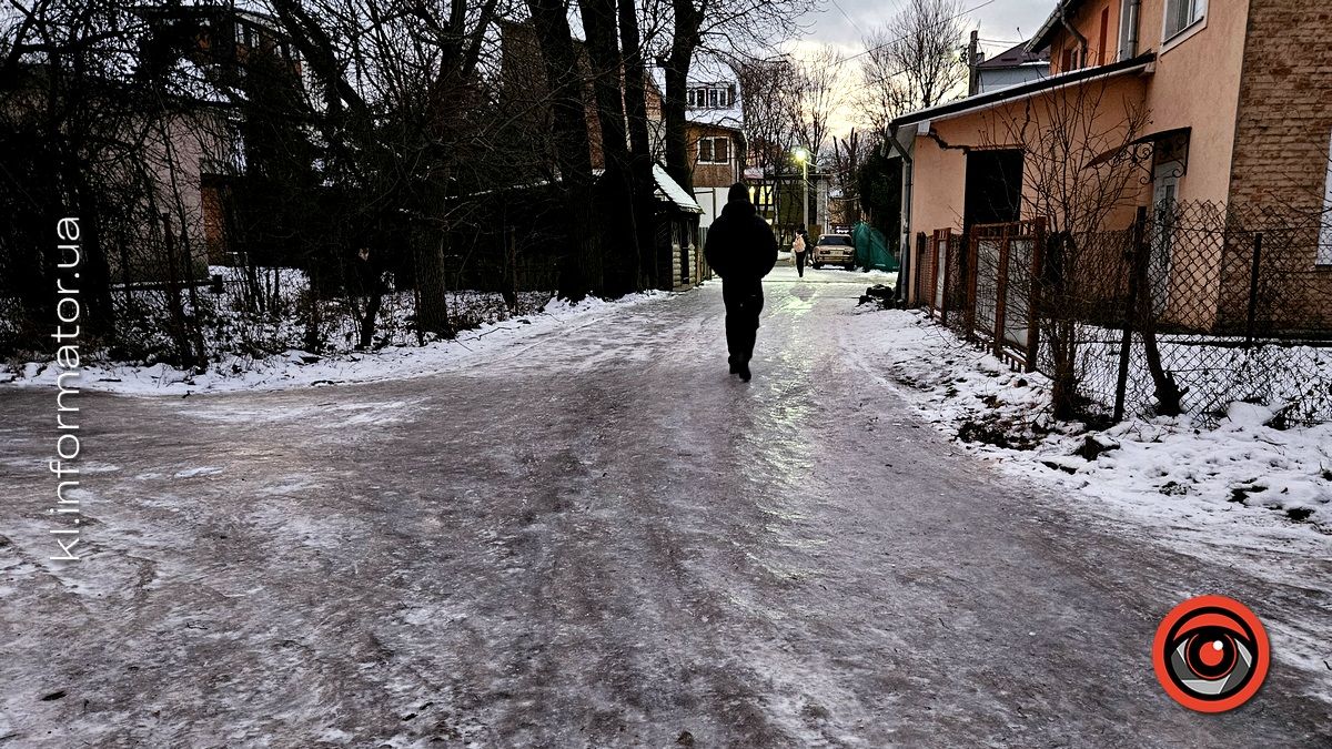 Пішохідний квест: як Коломия дає собі раду з ожеледою і чому деякі тротуари - поза увагою комунальників