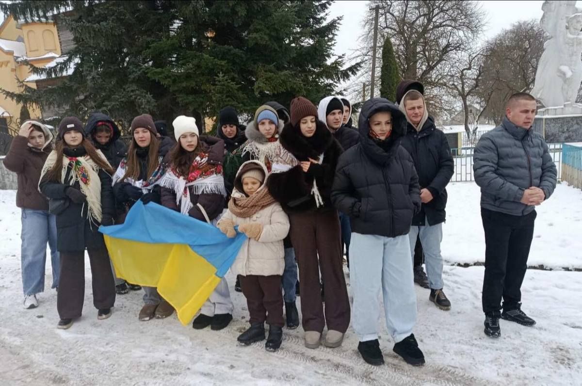 800 тисяч гривень заколядувала для ЗСУ молодь в Отинійській громаді 1