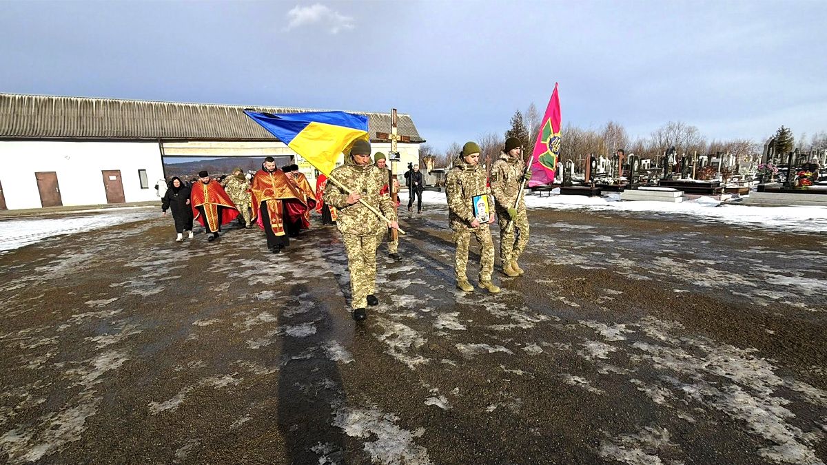 У Надвірній попрощали з 41-річним воїном Олександром Беззубовим 7