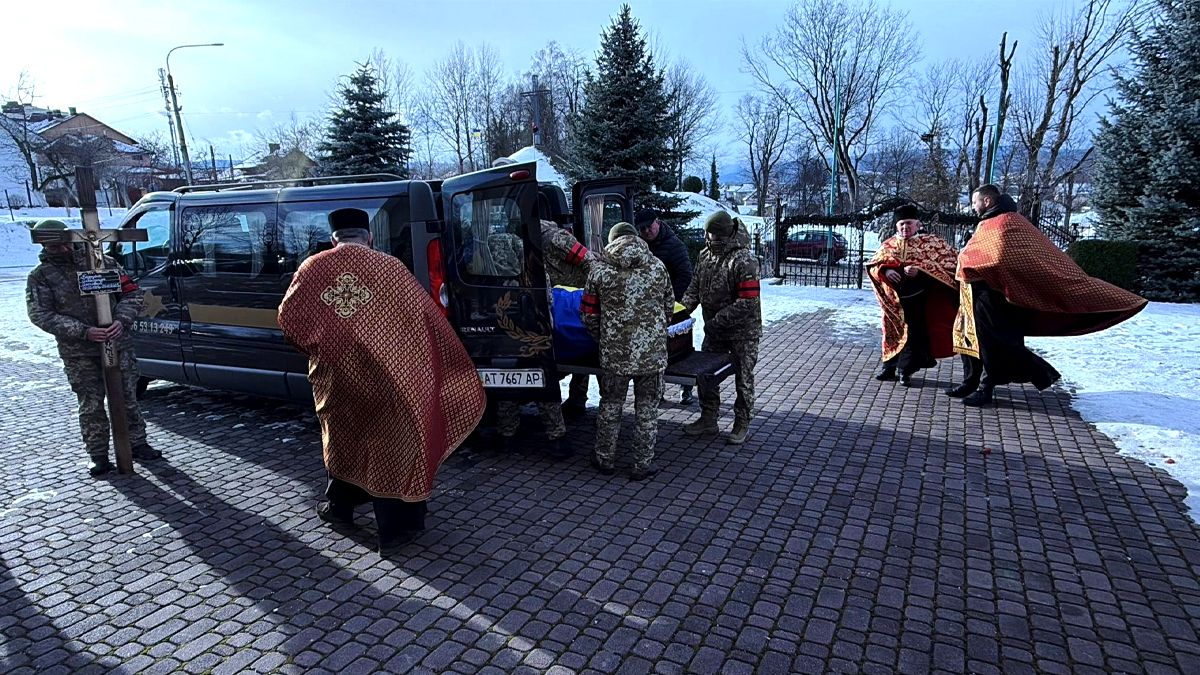 У Надвірній попрощали з 41-річним воїном Олександром Беззубовим 6