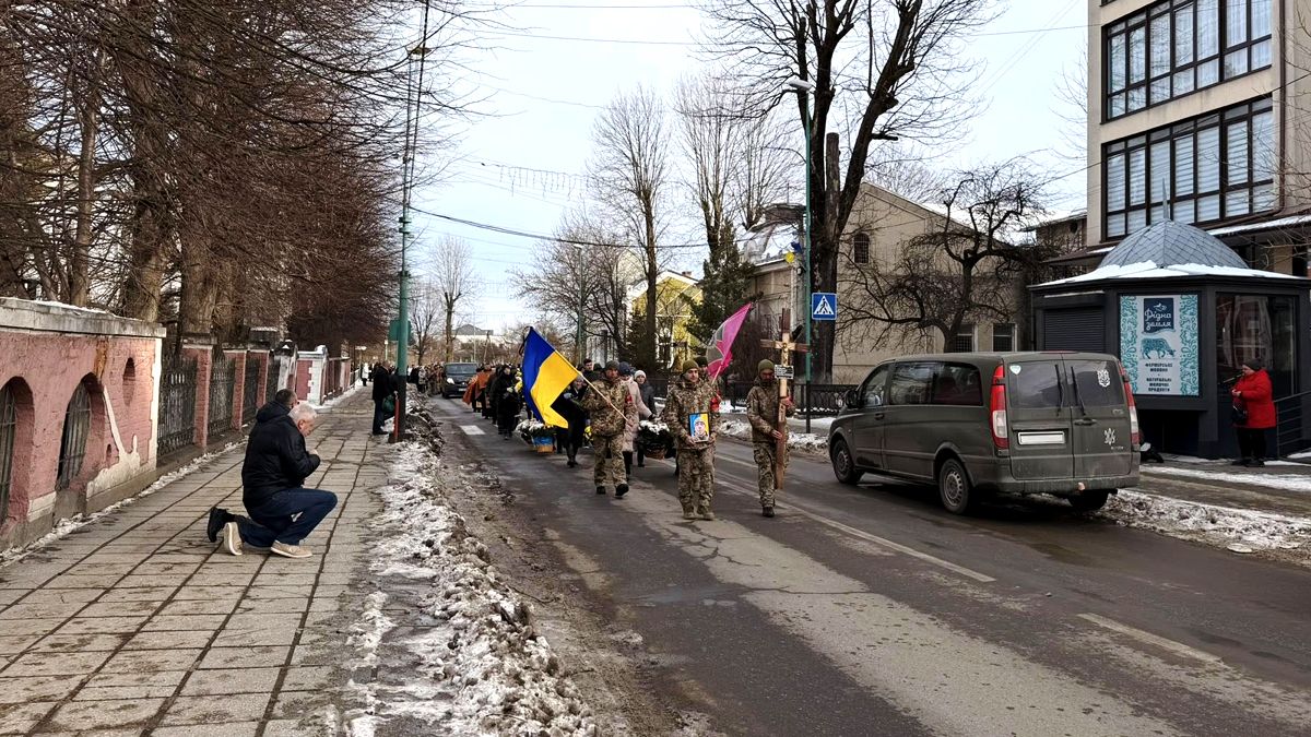 У Надвірній попрощали з 41-річним воїном Олександром Беззубовим 3