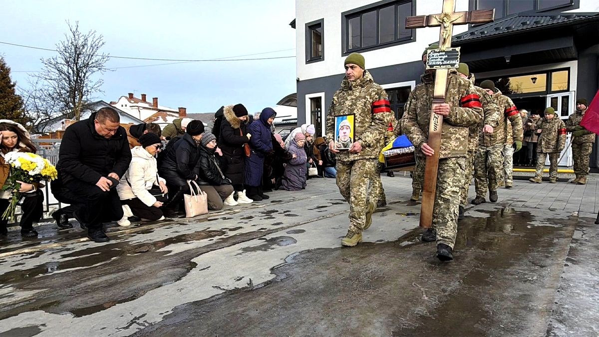 У Надвірній попрощали з 41-річним воїном Олександром Беззубовим 1