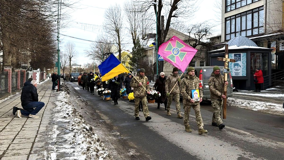 У Надвірній попрощали з 41-річним воїном Олександром Беззубовим 4