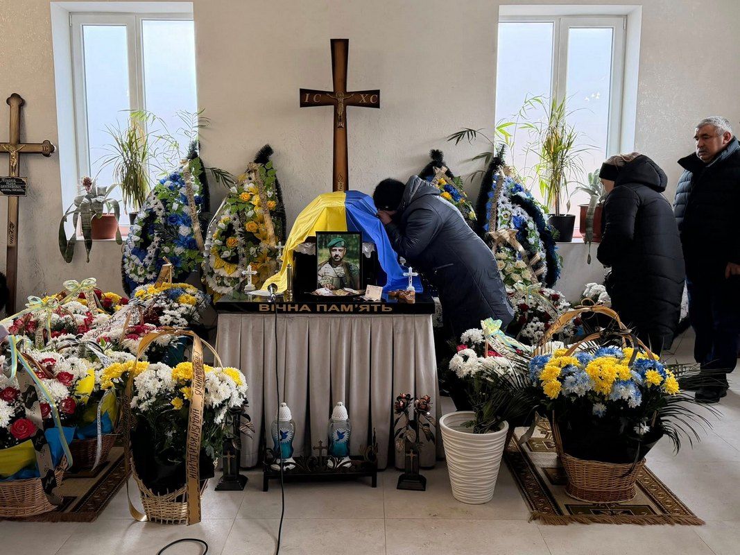 В останню дорогу Надвірнянська громада провела Героя Романа Козакова 1