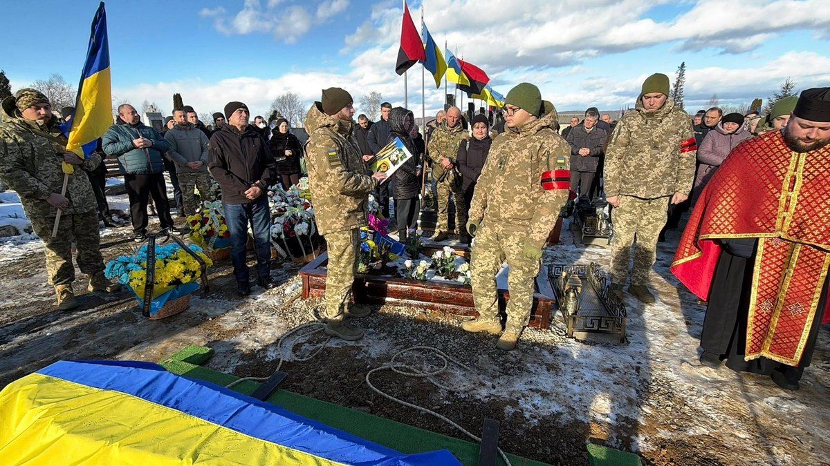 В останню дорогу Надвірнянська громада провела Героя Романа Козакова 10