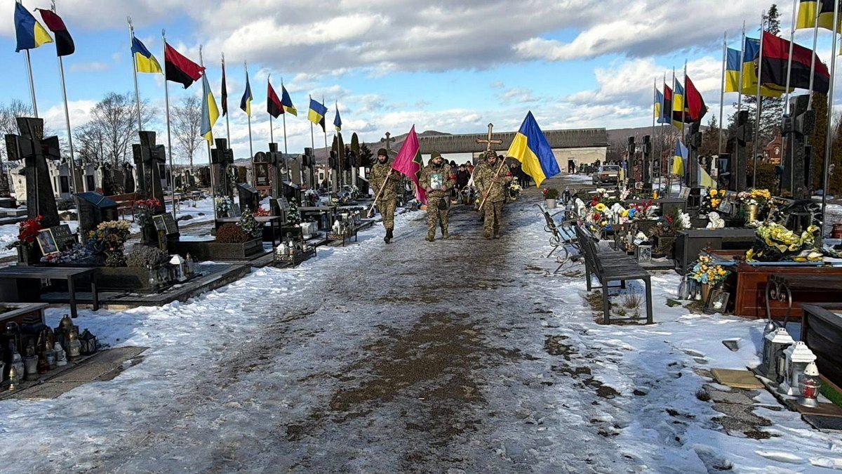 В останню дорогу Надвірнянська громада провела Героя Романа Козакова 9