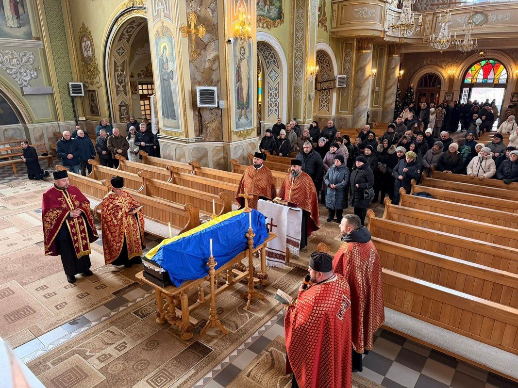 В останню дорогу Надвірнянська громада провела Героя Романа Козакова 7