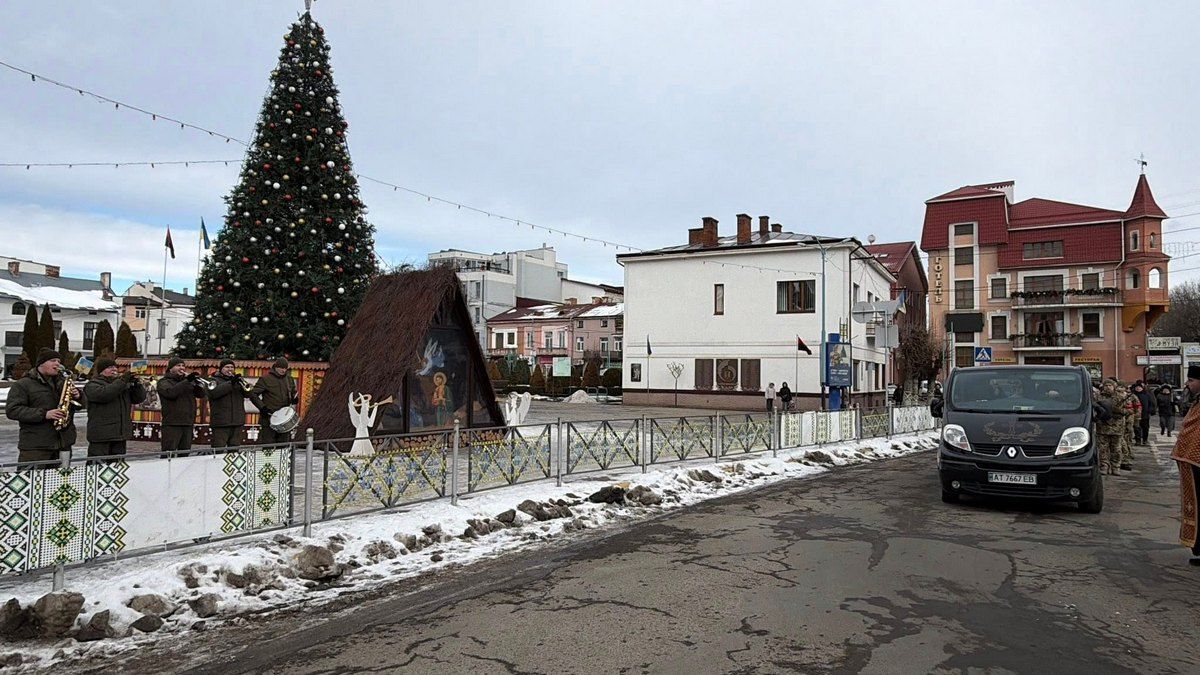 В останню дорогу Надвірнянська громада провела Героя Романа Козакова 5