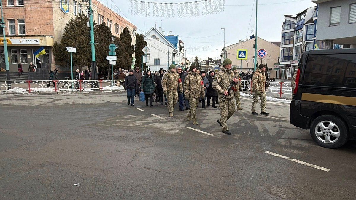 В останню дорогу Надвірнянська громада провела Героя Романа Козакова 3