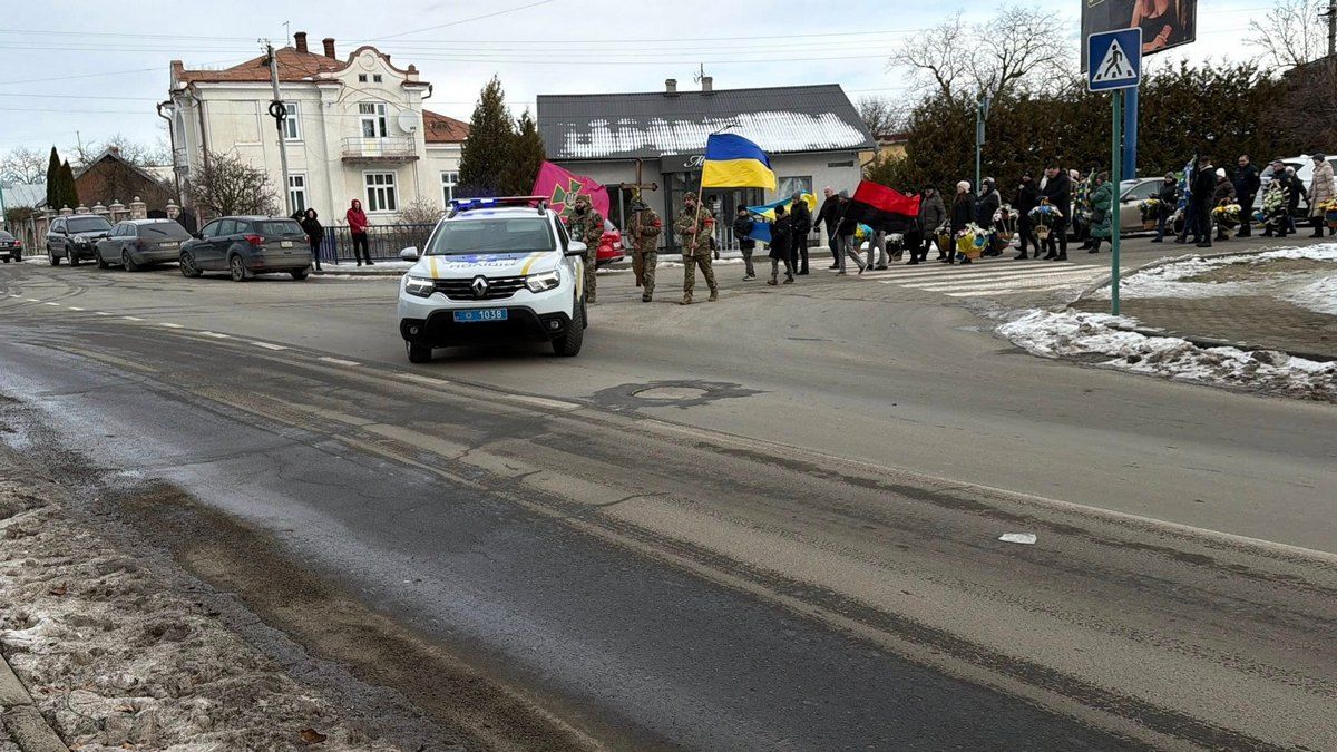 В останню дорогу Надвірнянська громада провела Героя Романа Козакова 2