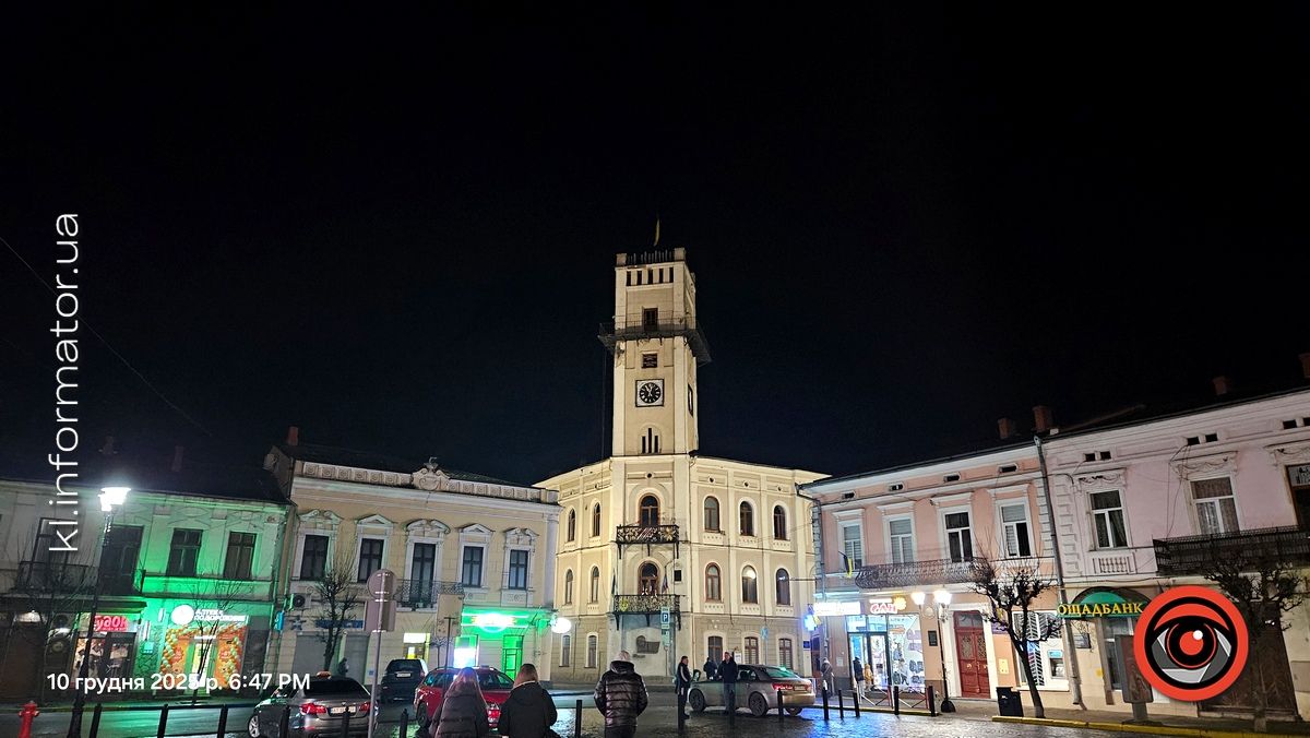Чому на ратуші Коломиї місяць стоїть годиник 1