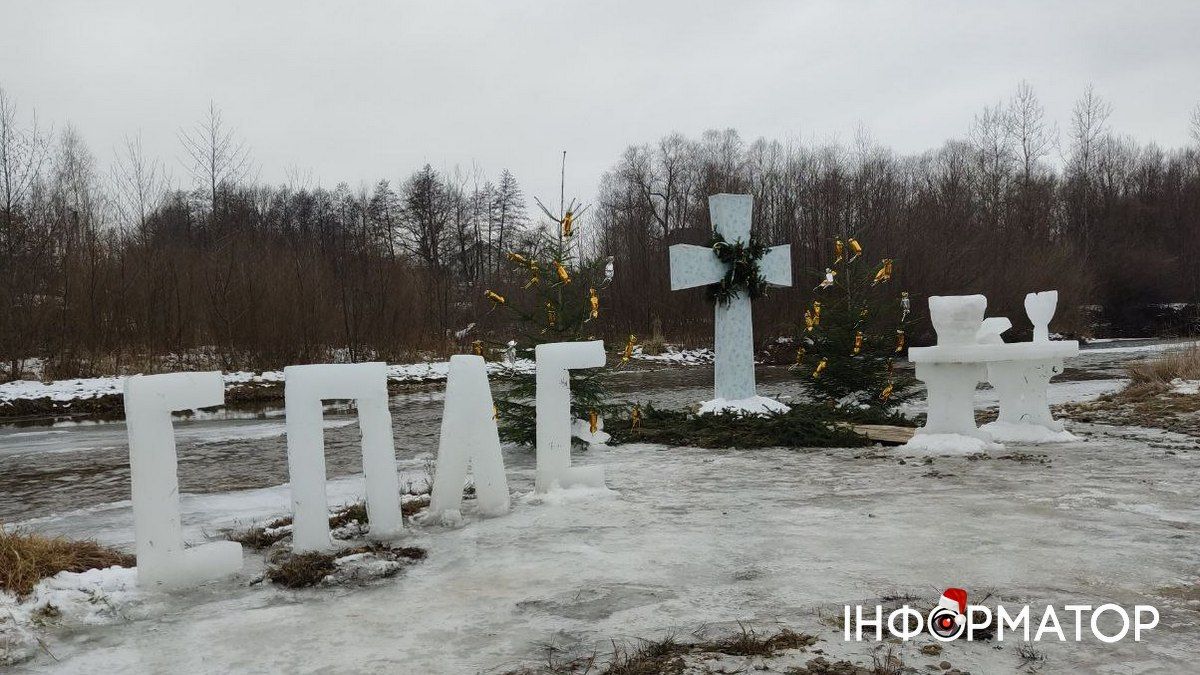 Крижані скульптури до свята Водохреща виготовили біля річок на Коломийщині