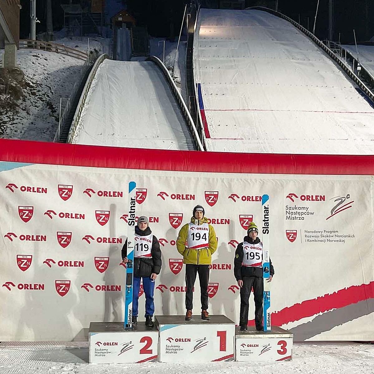 Олекса під час нагородження в перший турнірний день. Державний центр олімпійської підготовки із зимових видів спорту / Facebook