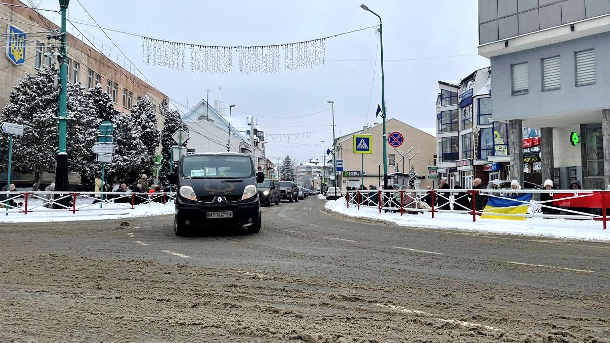 Скорботний кортеж з тілом Олега Беззубова зустріли у Надвірній