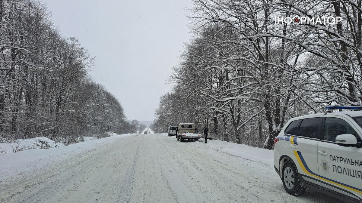 Автівка злетіла в сніговий замет на Коломийщині