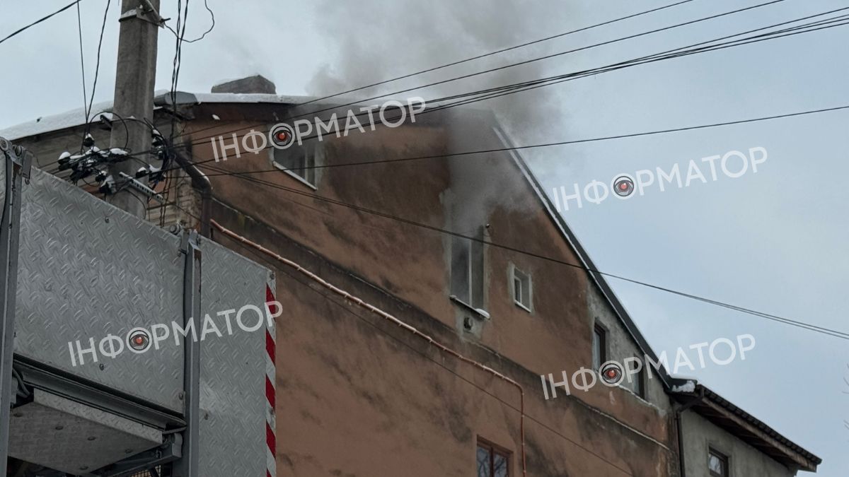 Чорний дим з другого поверху будівлі