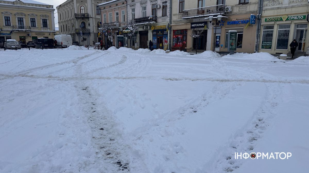 Засніжена площа Відродження в Коломиї станом на 12:00 8 січня Засніжена площа Відродження в Коломиї станом на 12:00 8 січня