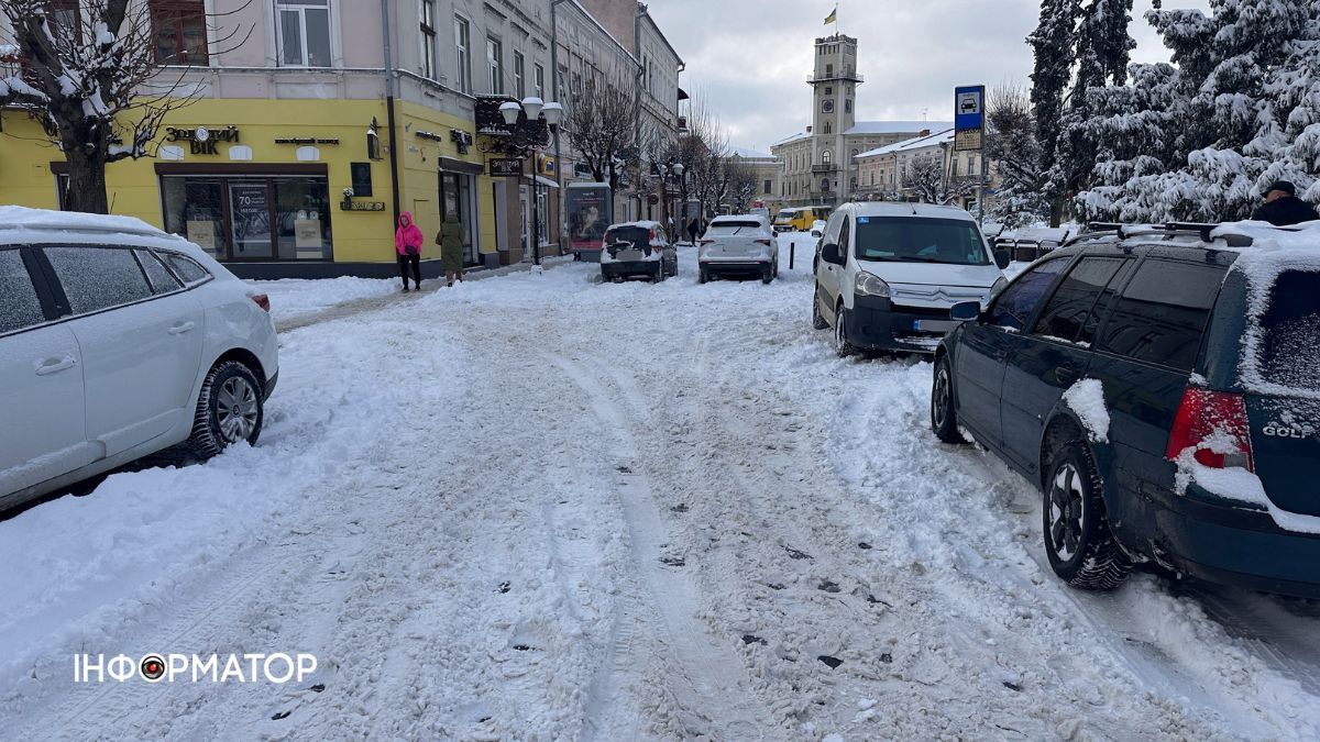 Засніжена стоянка неподалік ратуші в Коломиї Засніжена стоянка неподалік ратуші в Коломиї