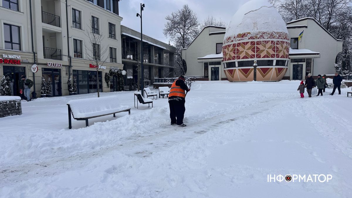 Комунальники розчищають площу перед Писанкою Комунальники розчищають площу перед Писанкою