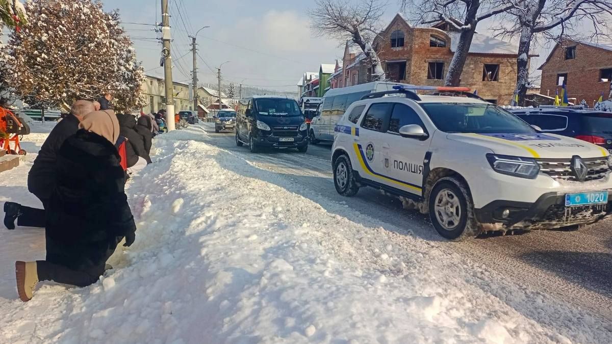 Делятин на колінах зустрів полеглого воїна Василя Солоненка